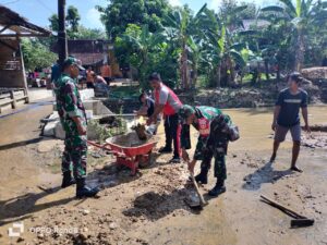 Peduli Lingkungan Bersih, Kapolsek Sukolilo Pimpin Kerja Bakti Pasca Banjir