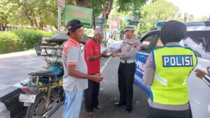 Jumat Berkah, Personel Satlantas Polresta Pati Bagikan Nasi Kotak kepada Tukang Becak, Tukang Parkir dan Sopir