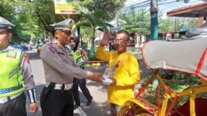 Satlantas Polresta Pati Gelar Kegiatan Jum’at Berkah untuk Jaga Ketertiban Lalu Lintas