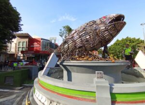 Sat Lantas Polresta Pati Sulap Ribuan Knalpot Brong Jadi Monumen Ikan Bandeng