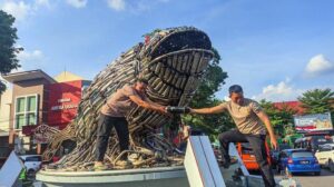 Sat Lantas Polresta Pati Buat Ribuan Knalpot Brong Jadi Monumen Ikan Bandeng