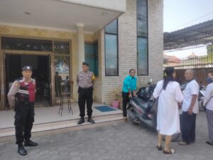 Umat Nasrani Melaksanakan Ibadah Kebaktian Minggu, Personel Polsek Juwana Disebar di Lima Gereja