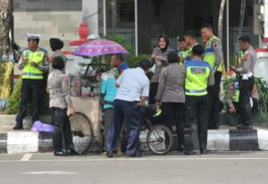 Kakek 70 Tahun di Pati Jualan Es Puter Keliling, Sumringah saat Dilarisi Polisi