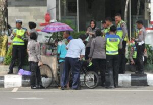 Ada Hal Unik Saat Deklarasi Knalpot Brong di Alun-Alun Kab. Pati, Penjual Es Puter Keliling Dilarisi Polisi