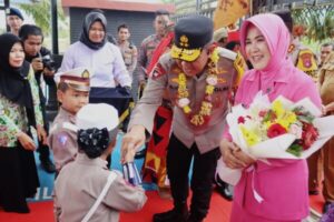 Kunker ke Polres Barsel, Kapolda Kalteng Disambut Tarian Adat Wadian Bawo