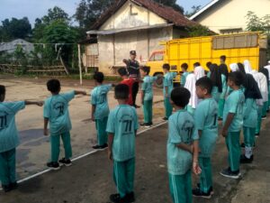 Bhabinkamtibmas Polsek Gembong Gencarkan Pelatihan Baris Berbaris di MI Hidayatul Islam