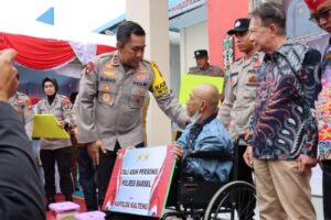 Kapolda Kalteng Berikan Tali Asih Personel Polres Barsel yang Sakit, Purnawirawan, Warakauri dan Para Tokoh