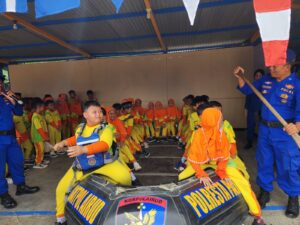 Kasat Polairud Pati Ajarkan Cara Pemakaian Jaket Pelampung dan Alat Keselamatan Lainnya