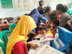 Bersama Babinsa, Bhabinkamtibmas Desa Karangrejo Monitoring Posyandu Sub PIN Polio