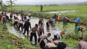 Sinergi TNI Polri Sukoharjo Gelar Karya Bakti Bersihkan Sampah di Sungai Tawangsari