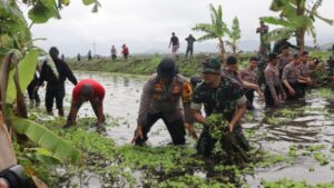 TNI Polri Sukoharjo Gelar Karya Bakti Bersihkan Sampah di Sungai Tawangsari