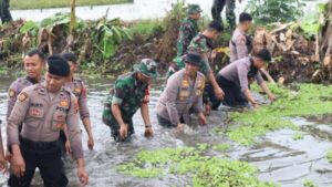 Peduli Lingkungan, Polres dan Kodim Sukoharjo Bergerak Bersihkan Sampah di Sungai