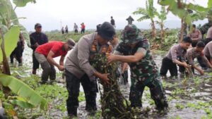 Polres dan Kodim Sukoharjo Gelar Karya Bakti Bersihkan Sampah di Sungai Tawangsari