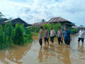 Debit Air Mulai Naik, Kapolsek Dusut Memimpin Patroli Antisipasi Banjir