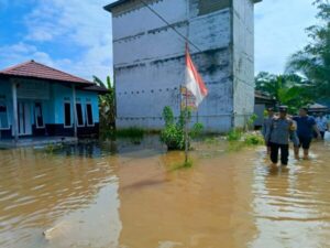 Debit Air Mulai Naik, Kapolsek Dusut Pimpin Patroli Antisipasi Banjir