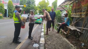 Satlantas Pati Sosialisasikan Kamseltibcar Lintas Sambil Bagikan Nasi Kotak