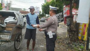 Satlantas Polresta Pati Bagikan Nasi Kotak kepada Tukang Becak di Jumat Berkah