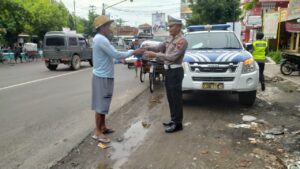 Giat Jumat Berkah, Satlantas Polresta Pati Berbagi Kebahagiaan kepada Tukang Becak