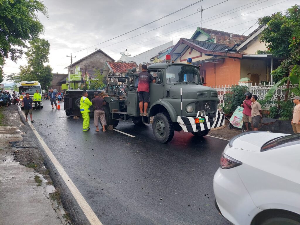 Mobil Mitsubishi Pick-Up K-9511-GS Jadi Tersangka Kecelakaan di Pati