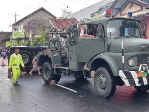 Kecelakaan Mengakibatkan Mobil Elf Terguling di Jalan Pati – Gembong, Lima Orang Dilarikan ke Rumah Sakit