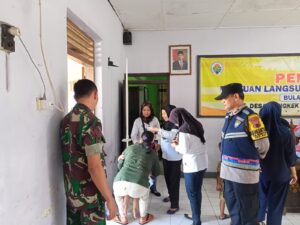 Bersama Babinsa, Bhabinkamtibmas Desa Dengkek Monitoring Posyandu Sub PIN Polio