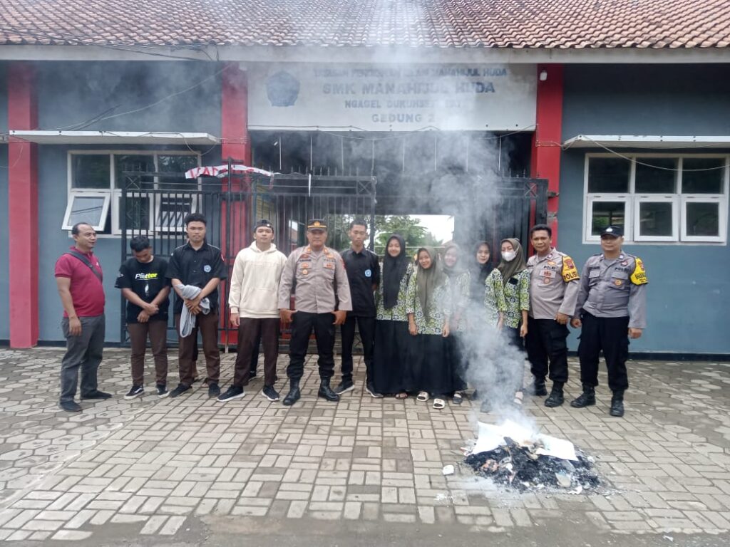 Unjuk Rasa Para Siswa SMK Manahijul Huda 2, Polsek Dukuhseti Lakukan Pengamanan