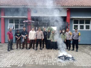 Pergantian Kepala Sekolah: Siswa SMK Manahijul Huda 2 Gelar Aksi Demonstrasi