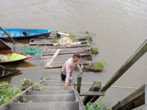 Cek Ketinggian Debit Air Rutin, Personel Polres Lamandau Antisipasi Banjir