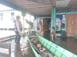 Siaga Banjir, Personel Polsek Dushil Laksanakan Patroli Dan Imbau Warga Di Desa Mangkatir