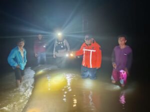 Berjibaku Saat Banjir, Bhabinkamtibmas Desa Kalahien Sigap Bantu Warganya