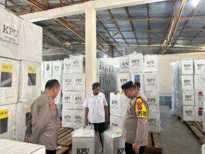 Kunjungi Gudang logistik KPU, Kapolres Humbahas AKBP Hary Ardianto Lakukan pengecekan