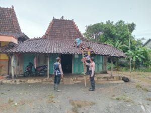 Kerja Bakti Bersama: Polsek Dukuhseti Lakukan Langkah Nyata Pasca Kerusakan Rumah