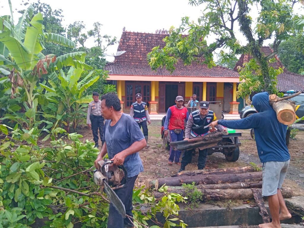 Aksi Kepedulian, Polsek Dukuhseti Bersama Koramil Kerja Bakti Pasca Bencana Angin Kencang yang Menerjam Desa Puncel