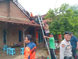 Kerja Bakti Pasca Bencana: Wakapolsek Dukuhseti Tangani Kerusakan 16 Rumah Warga