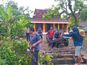 Aksi Kepedulian, Polsek Dukuhseti Bersama Koramil Kerja Bakti Pasca Bencana Angin Kencang yang Menerjam Desa Puncel