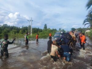 Satlantas Polres Barsel Urai Kemacetan di Jalan Terendam Banjir Desa Lembeng