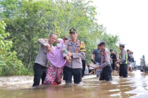 Kapolres Barsel Pimpin Langsung Bantu Masyarakat di Ruas Jalan Tergenang Banjir