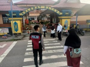 Bantu Menyeberang, Personel Satsamapta Polres Lamandau Jaga Keselamatan Anak Sekolah