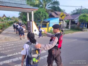 Pastikan Keselamatan, Satsamapta Polres Lamandau Bantu Anak Sekolah Seberangi Jalan