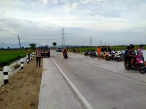 Pengendara Motor di Desa Gadudero Diberikan Edukasi Terkait Penggunaan Knalpot Brong