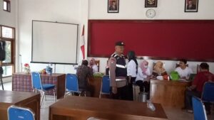 Bersama Tim Kesehatan Desa Raci, Bhabinkamtibmas Polsek Batangan Pati Posbindu Lansia