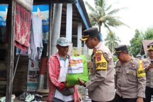 Terdampak Banjir, Kapolres Barsel Tinjau Pemukiman Warga & Beri Bansos