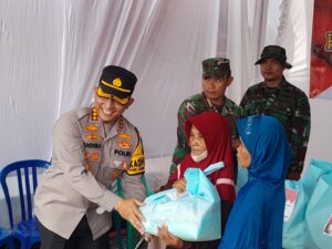 Penanaman Pohon dan Santunan: Sinergitas TNI-Polri Berbuah Kebaikan di Desa Regaloh