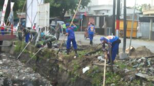 Satpolairud Polresta Pati Bersama Koramil Juwana Bersihkan Jalur Sungai untuk Antisipasi Banjir