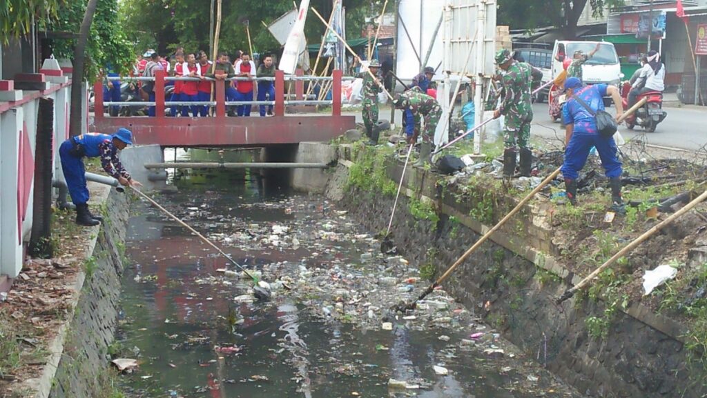 Cintai Sungaimu: Karya Bakti Bersama Satpolairud Polresta Pati dan Koramil Juwana