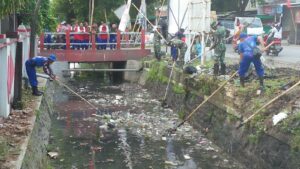 Upaya Tanggap Banjir: Satpolairud Polresta Pati Terlibat dalam Karya Bakti Sungai