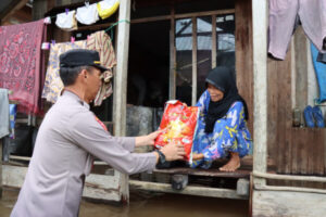 Kapolres Barsel Salurkan Bansos Kapolda Kalteng dan Tinjau Banjir Di Buntok Seberang