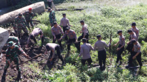 Bersih-Bersih Sampah di Sungai Siluwur, Polres dan Kodim Sukoharjo Gelar Karya Bakti