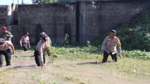 Bersama Kodim, Polres Sukoharjo Gelar Karya Bakti Bersihkan Sampah di Sungai Siluwur