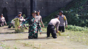 Gelar Karya Bakti, Polres Kodim Sukoharjo Bersihkan Sampah di Sungai Siluwur